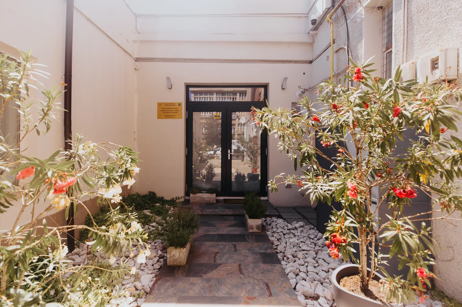 Curtea interioară a clinicii Roots Dental Clinic