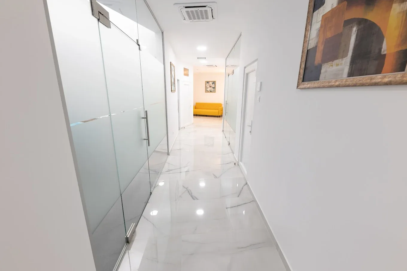 Holul clinicii Roots Dental Clinic