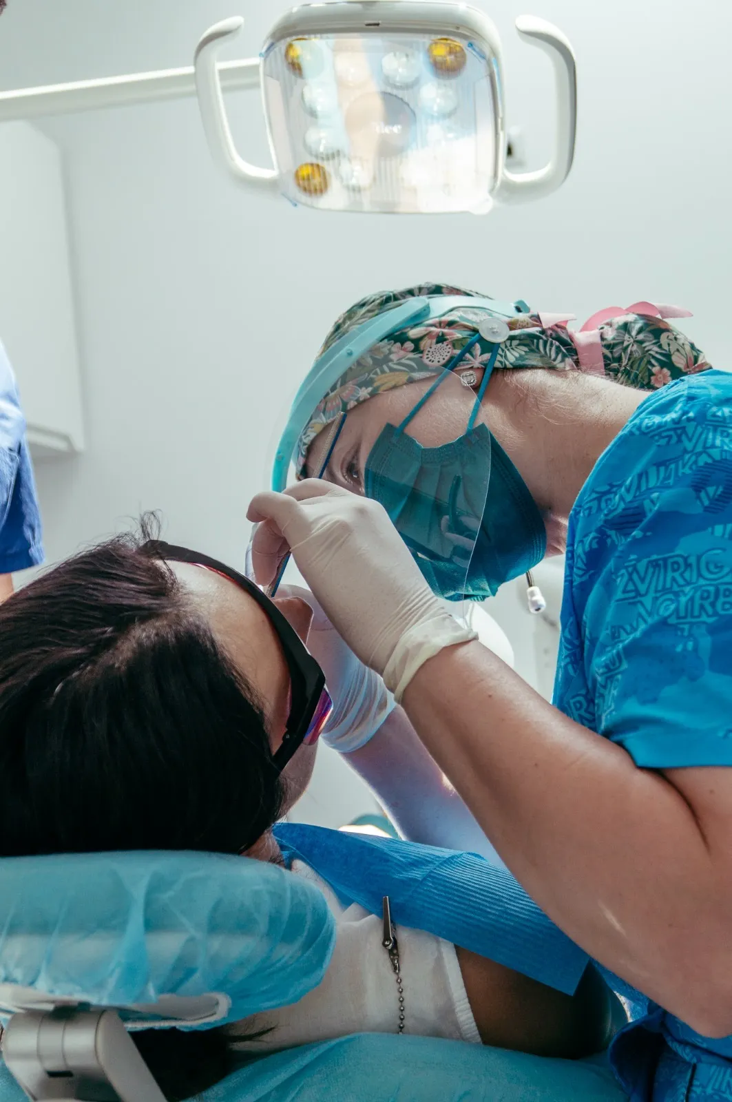 Tratament stomatologic la Roots Dental Clinic din Iași